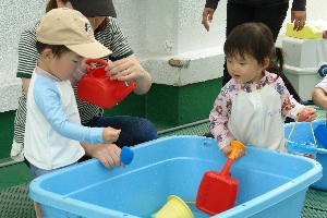 子育てひろば 7月10日（水）プール水遊びの写真1